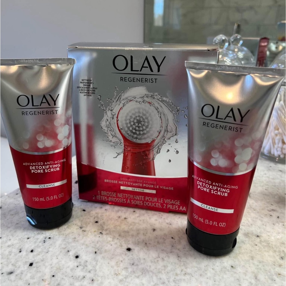 OLAY Regenerist Cleansing Bush + Pore Scrub